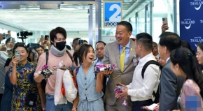 免签首日 泰国总理机场迎接中国游客